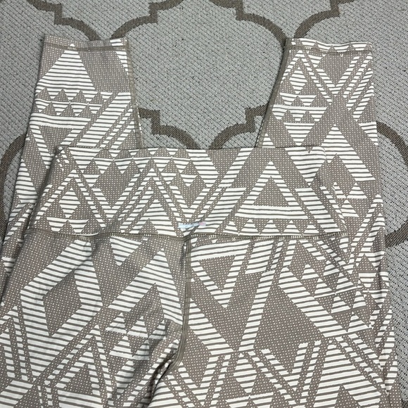 Aerie chill play move geometric Patterned 7/8 Leggings - Picture 12 of 13